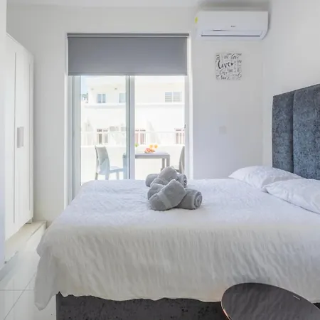 Saint Julian - Lovely With Terrace - Cityapartmentstay *