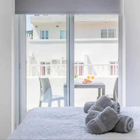 Saint Julian - Lovely With Terrace - Cityapartmentstay