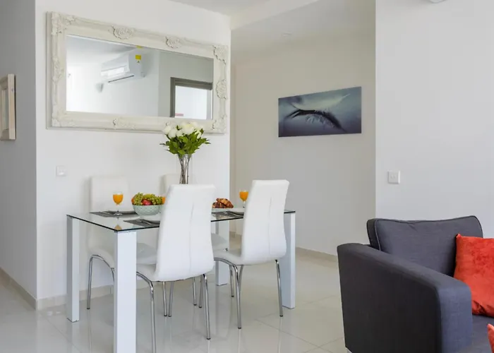 Saint Julian - Lovely With Terrace - Cityapartmentstay *