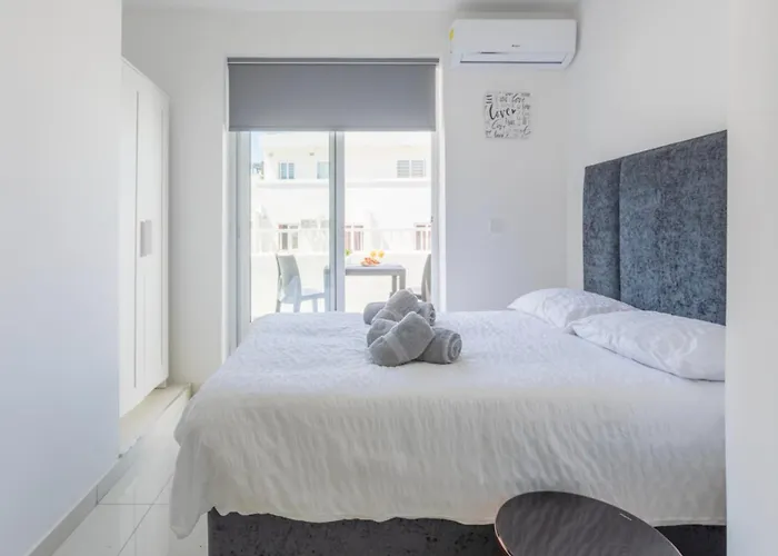 Saint Julian - Lovely With Terrace - Cityapartmentstay *